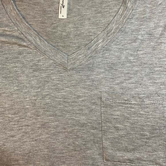 ‼️ 2 for $20 ‼️  Beeuniq XL gray top - Picture 2 of 4